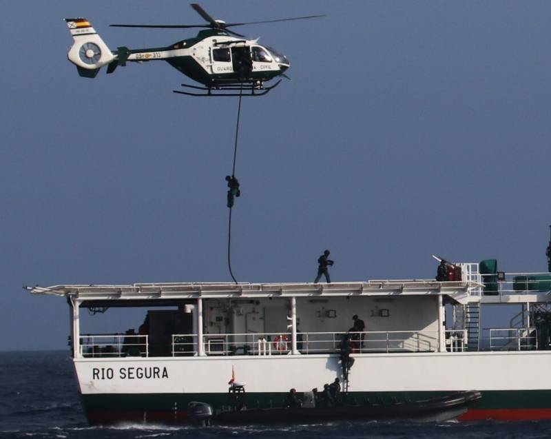 Momento en que efectivos de la Unidad Especial de Intervención (UEI) de la Guardia Civil asaltan desde una lancha Rhib y un H135 al navío “Río Segura”. (Julio Maíz) Momento en que efectivos de la Unidad Especial de Intervención (UEI) de la Guardia Civil asaltan desde una lancha Rhib y un H135 al navío “Río Segura”. (Julio Maíz)
