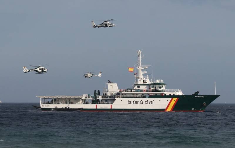 El navío “Río Segura” navegando frente a Motril, sobre el se ven los tres helicópteros del Servicio Aéreo que participaron en la exhibición. (Julio Maíz) El navío “Río Segura” navegando frente a Motril, sobre el se ven los tres helicópteros del Servicio Aéreo que participaron en la exhibición. (Julio Maíz)