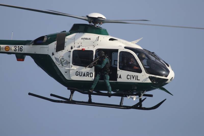 Un helicópteros H135 volando rasante, en la puerta un agente de la UEI apunta a los “narcotraficantes” con su fusil HK-417. (Julio Maíz) Un helicópteros H135 volando rasante, en la puerta un agente de la UEI apunta a los “narcotraficantes” con su fusil HK-417. (Julio Maíz)