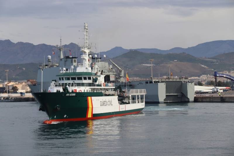 El “Río Segura” saliendo del puerto de Motril, al fonde se ve el navío de asalto anfibio de la Armada española “Galicia”. (Julio Maíz) El “Río Segura” saliendo del puerto de Motril, al fonde se ve el navío de asalto anfibio de la Armada española “Galicia”. (Julio Maíz)