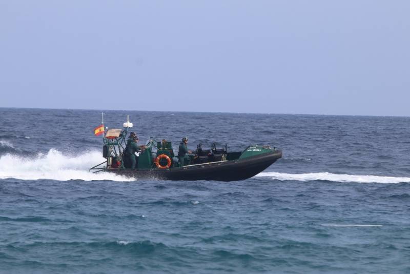 La lancha semirrígida del patrullero oceánico “Río Segura” navegando frente a la costa de Motril. (Julio Maíz) La lancha semirrígida del patrullero oceánico “Río Segura” navegando frente a la costa de Motril. (Julio Maíz)