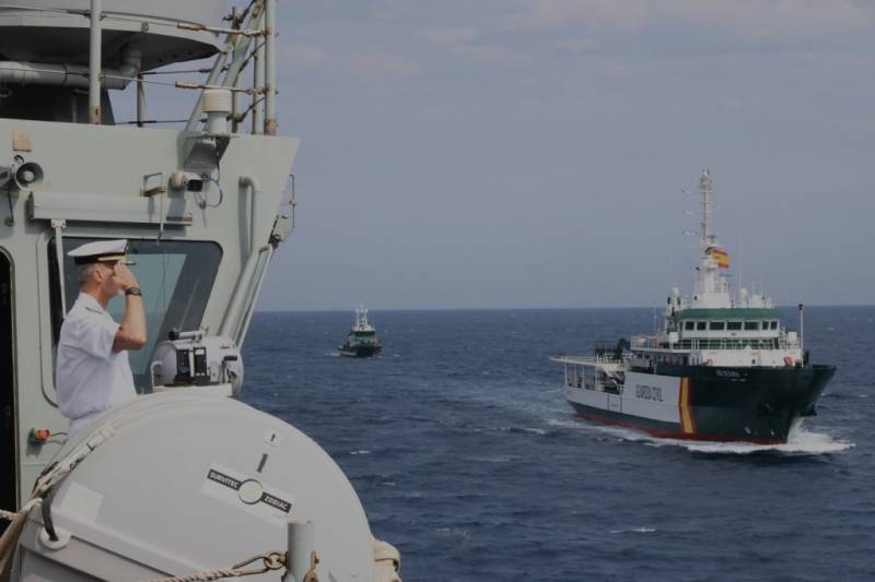 El Rey Felipe VI paso revista a los navíos participantes en la parada naval, en la imagen se ve el paso del “Río Segura” y detrás el “Río Arlanza”. (Foto Casa Real) El Rey Felipe VI paso revista a los navíos participantes en la parada naval, en la imagen se ve el paso del “Río Segura” y detrás el “Río Arlanza”. (Foto Casa Real)