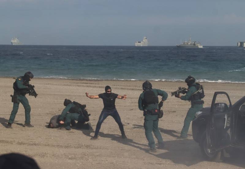 La exhibición terminaba con la detención en la playa de los “narcotraficantes” por parte de los agentes de la UEI. (Julio Maíz) La exhibición terminaba con la detención en la playa de los “narcotraficantes” por parte de los agentes de la UEI. (Julio Maíz)