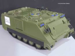 Los M113A3 de OVL se mostraban en maquetas con distintos acabados de tono externo, uno verdoso y otro rido. (Octavio Dez Cmara)