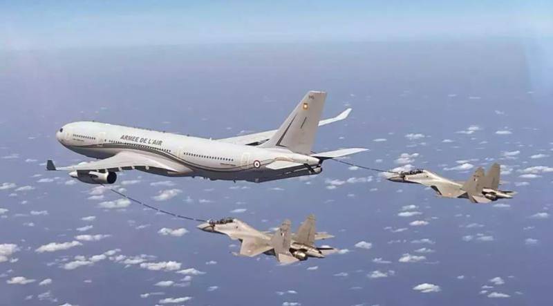 A330MRTT de la Fuerza Aérea francesa reabasteciendo en vuelo a dos aviones de combate. A330MRTT de la Fuerza Aérea francesa reabasteciendo en vuelo a dos aviones de combate.