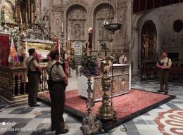 Guardia de honor de personal del Arma de Ingenieros a los restos incorruptos de Fernando III. (foto Julio Maz)