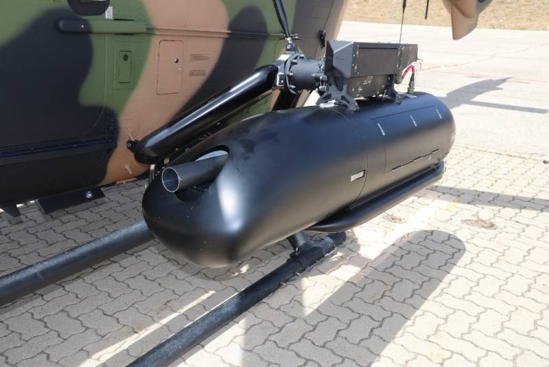 El H145M se puede armar con una amplia panoplia de armamento, como este “pod” que aloja una ametralladora de 12,70 mm. (foto Julio Maíz) El H145M se puede armar con una amplia panoplia de armamento, como este “pod” que aloja una ametralladora de 12,70 mm. (foto Julio Maíz)