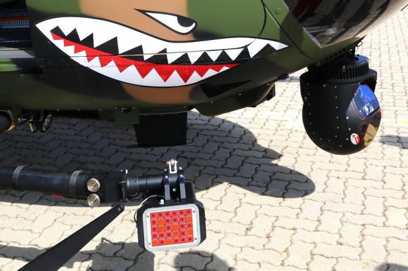 La aeronave lleva instalado bajo la parte delantera del fuselaje una cámara electróptica infrarroja de la firma L3 WESCAM, en el patín de aterrizaje se sitúa un dispensador de chaff/bengalas. (foto Julio Maíz) La aeronave lleva instalado bajo la parte delantera del fuselaje una cámara electróptica infrarroja de la firma L3 WESCAM, en el patín de aterrizaje se sitúa un dispensador de chaff/bengalas. (foto Julio Maíz)