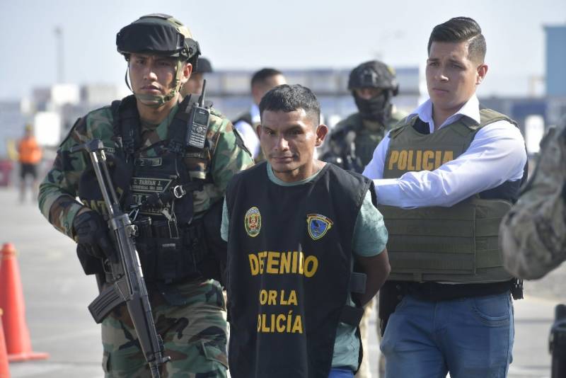El camarada "Carlos" de Sendero Luminoso detenido a su arribo a Lima. El camarada "Carlos" de Sendero Luminoso detenido a su arribo a Lima.
