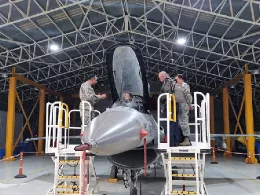 F-16 de la Fuerza A�rea de Chile con oficiales de la Fuerza A�rea de Colombia.