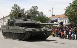 Exhibicin de un carro de combate Leopardo 2E durante una jornada anterior. (Foto Julio Maz)