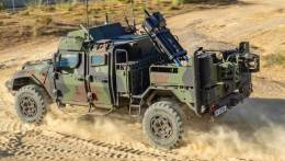 Uno de los morteros EIMOS se desplaza a alta velocidad, durante un entrenamiento en la localidad gaditana de San Fernando. (foto Jos� Antonio Almarza)