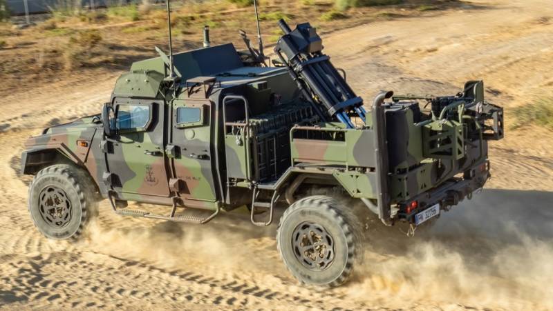 Uno de los morteros EIMOS se desplaza a alta velocidad, durante un entrenamiento en la localidad gaditana de San Fernando. (foto Jos Antonio Almarza)