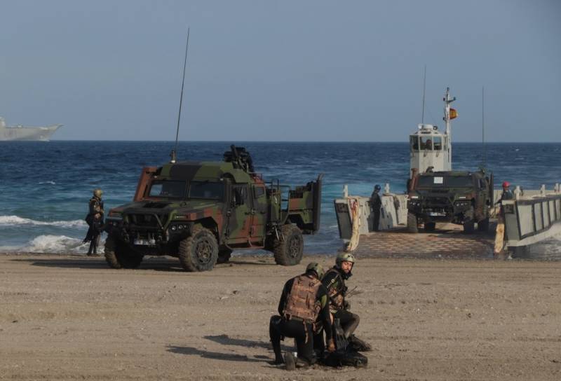 Momento del desembarco de un EIMOS de una lancha de desembarco LCM-1E de la Armada espaola. (foto Julio Maz)