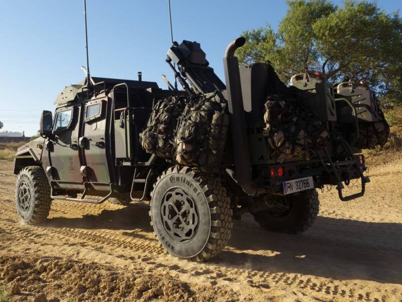 El sistema EIMOS permite, en una plataforma como el VAMTAC ST5, llevar el mortero, el personal y hasta equipo asegurado en los laterales del vehculo. (foto Jos Antonio Almarza)