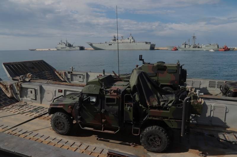 Un EIMOS estibado en una LCM-1E, al fondo se ven los navos de asalto anfibios Castilla (izquierda) y el Juan Carlos I, que les pueden proyectar a cualquier lugar del mundo. (foto Julio Maz)