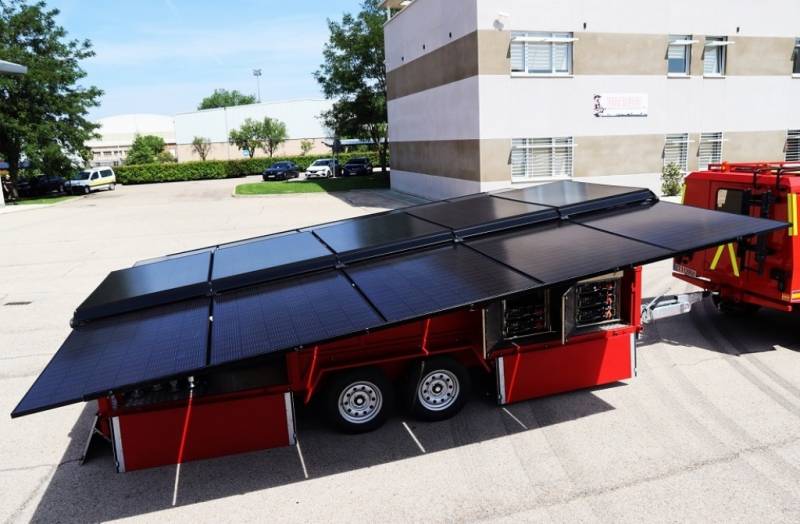 Sistema de placas fotovoltaicas desarrollado por Hispano Vema, para la UME. (foto Julio Maíz Gutiérrez) Sistema de placas fotovoltaicas desarrollado por Hispano Vema, para la UME. (foto Julio Maíz Gutiérrez)