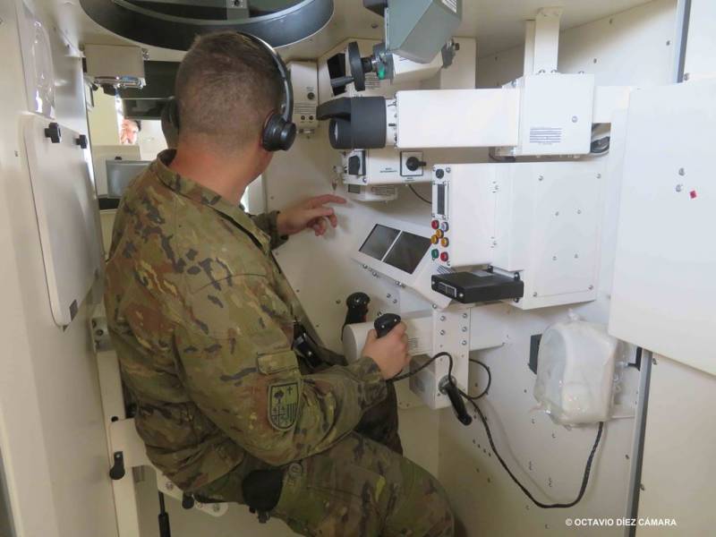 Cada cabina incluye equipos reales de los Pizarro en los que los que se instruyen practican ejercicios de combate complejos. (Octavio Díez Cámara) Cada cabina incluye equipos reales de los Pizarro en los que los que se instruyen practican ejercicios de combate complejos. (Octavio Díez Cámara)