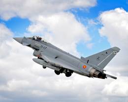 Los 69 Eurofighter espaoles van a ser reforzados en los prximos aos con 45 ejemplares ms tipo Halcn. (MoD)