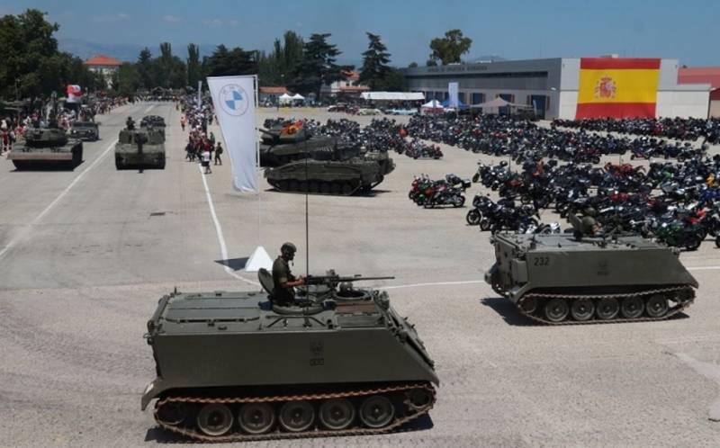 Los clásicos TOA M-113, siguen en servicio en variante como la portamorteros del primer plano. (Foto Julio Maíz Los Gutiérrez) Los clásicos TOA M-113, siguen en servicio en variante como la portamorteros del primer plano. (Foto Julio Maíz Los Gutiérrez)