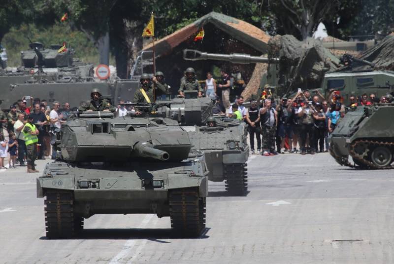 El desfile de medios actuales de la Brigada “Guadarrama” lo abría un Leopardo 2E seguido por un “Pizarro”. (Foto Julio Maíz Gutiérrez) El desfile de medios actuales de la Brigada “Guadarrama” lo abría un Leopardo 2E seguido por un “Pizarro”. (Foto Julio Maíz Gutiérrez)