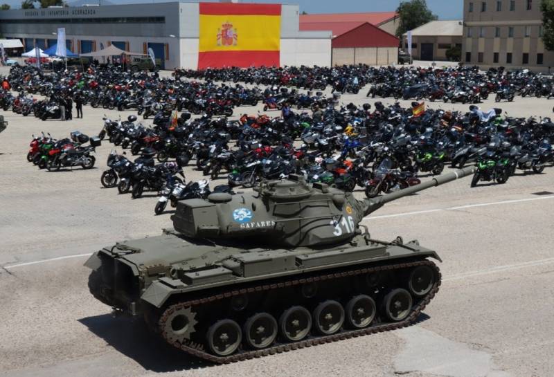 El M-47E1 del MUMA pasa delante de la zona de parking de las motos. (Foto Julio Maíz Gutiérrez) El M-47E1 del MUMA pasa delante de la zona de parking de las motos. (Foto Julio Maíz Gutiérrez)