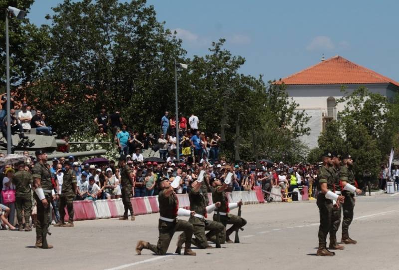 Los gastadores del Batallón del CG de la Brigada “Guadarrama” XII, durante su vistosa exhibición. (Foto Julio Maíz Gutiérrez) Los gastadores del Batallón del CG de la Brigada “Guadarrama” XII, durante su vistosa exhibición. (Foto Julio Maíz Gutiérrez)