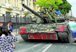 La poblacin de Rostov confraterniza y posa junto a las tripulacin de un tanque T-80 de la PMC Wagner.