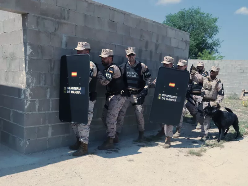 Un pelotón de la FUPRO, apoyado por un equipo cinológico, a punto de entrar en un inmueble sospechoso. Foto: Julio Maíz Gutiérrez Un pelotón de la FUPRO, apoyado por un equipo cinológico, a punto de entrar en un inmueble sospechoso. Foto: Julio Maíz Gutiérrez