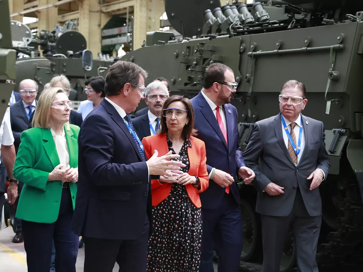 La ministra de Defensa, Margarita Robles, durante su visita a las instalaciones asturianas de Santa Bárbara Sistemas en Trubia. La ministra de Defensa, Margarita Robles, durante su visita a las instalaciones asturianas de Santa Bárbara Sistemas en Trubia.