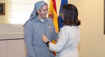 La ministra de Defensa, Margarita Robles, impuso la Cruz del Mérito Militar con distintivo blanco a la hermana Cristina Fernández Hoyos.