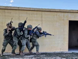 El soldado de la derecha lleva un G-36 con la combinacin de visor de punto rojo y magnificador. Batalln Guipzcoa, Regimiento Garellano 45, de la Brigada Guzmn el Bueno. Foto: Ejrcito de Tierra