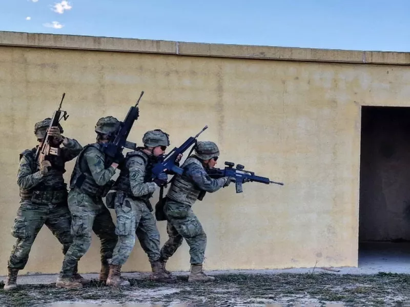 El soldado de la derecha lleva un G-36 con la combinación de visor de punto rojo y magnificador. Batallón Guipúzcoa, Regimiento Garellano 45, de la Brigada Guzmán el Bueno. Foto: Ejército de Tierra El soldado de la derecha lleva un G-36 con la combinación de visor de punto rojo y magnificador. Batallón Guipúzcoa, Regimiento Garellano 45, de la Brigada Guzmán el Bueno. Foto: Ejército de Tierra