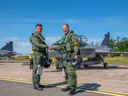 El Capit�n Aviador Vitor Luis Martins Faria y el Coronel Adam Nelson comandante del F-7 Wing.