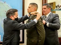 Jorge Luis Gobea Trejos recibe del presidente paname�o, Laurentino Cortizo Cohen, y del ministro de Seguridad P�blica, Juan Pino Forero, el grado de Director General. Foto: SENAFRONT