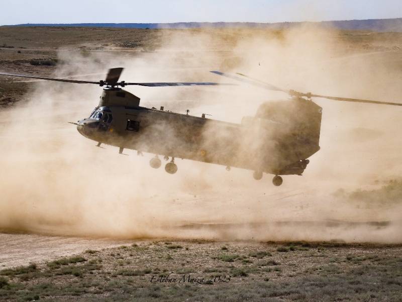 Un CH-47F �Chinook� del BHELTRA V a punto de tomar en mitad de una nube de polvo. 