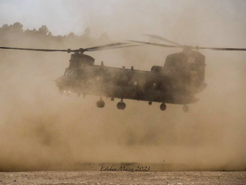 Un �Chinook� de la Royal Air Force durante una maniobra de aterrizaje con el fen�meno conocido como Brown Out.