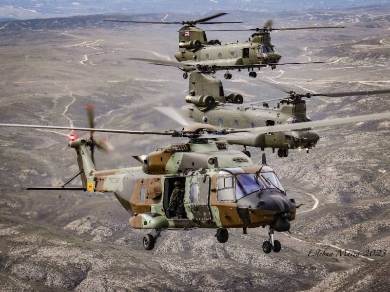 Una patrulla brit�nico-espa�ola de helic�pteros Chinook brit�nicos y NH-90 espa�oles sobrevolando el CENAD de San Gregorio.