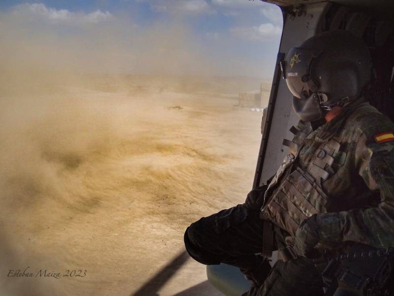 Un tirador de NH-90 supervisando la maniobra de aterrizaje para darle indicaciones a los pilotos desde su perspectiva.