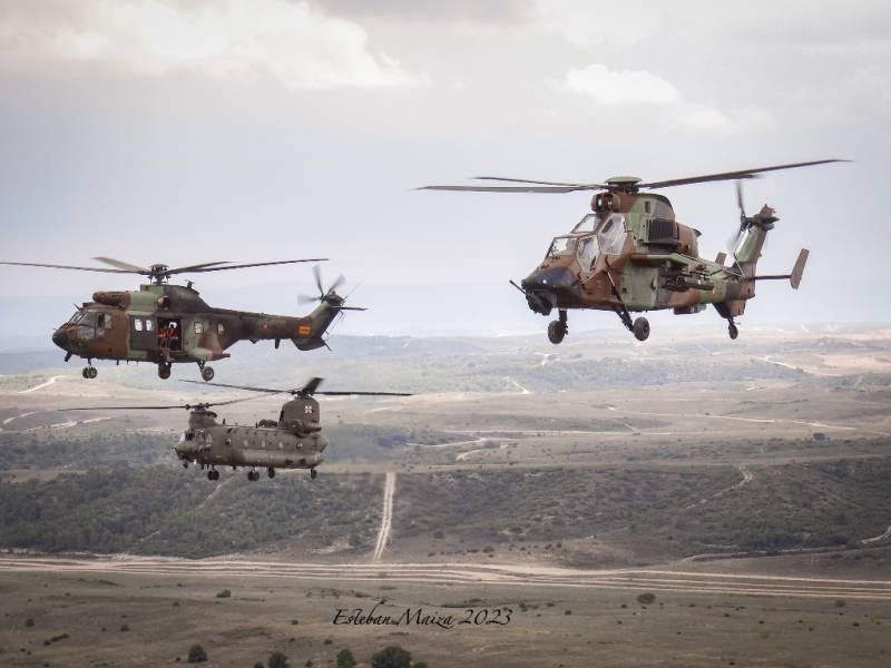 Una patrulla mixta de helic�pteros compuesta por un �Tigre� y un �Cougar� espa�oles acompa�ados por un �Chinook� brit�nico.