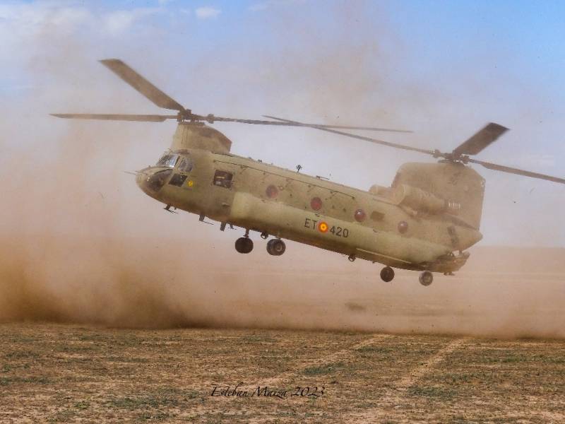 Un �Chinook� F del BHELTRA V levantando polvo durante su maniobra de aterrizaje.