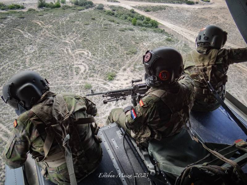 La tripulaci�n de un �Chinook� espa�ol en rampa indicando a los pilotos la viabilidad de una zona de aterrizaje.
