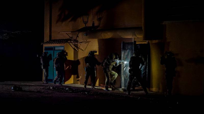 Efectivos del MOE usando gafas de visión nocturna durante el ejercicio Respuesta Audaz (Ejército de Tierra). Efectivos del MOE usando gafas de visión nocturna durante el ejercicio Respuesta Audaz (Ejército de Tierra).