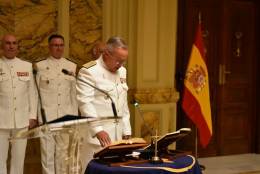 Momento en el que el general Caballero jura su cargo como DAE de la Armada.