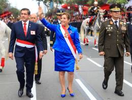 La Presidenta de la Rep�blica, Dina Boluarte, arribando al Desfile Militar acompa�ada del Ministro de Defensa, Jorge Ch�vez Cresta, y del Jefe del Comando Conjunto de las Fuerzas Armadas, General de Ej�rcito Manuel G�mez de La Torre.