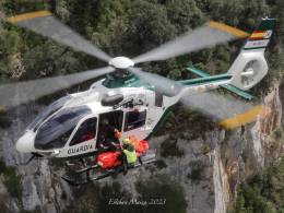 Maniobra de evacuaci�n de camilla con gr�a llevada a cabo por los especialistas del GREIM de Navarra con el helic�ptero de Huesca.