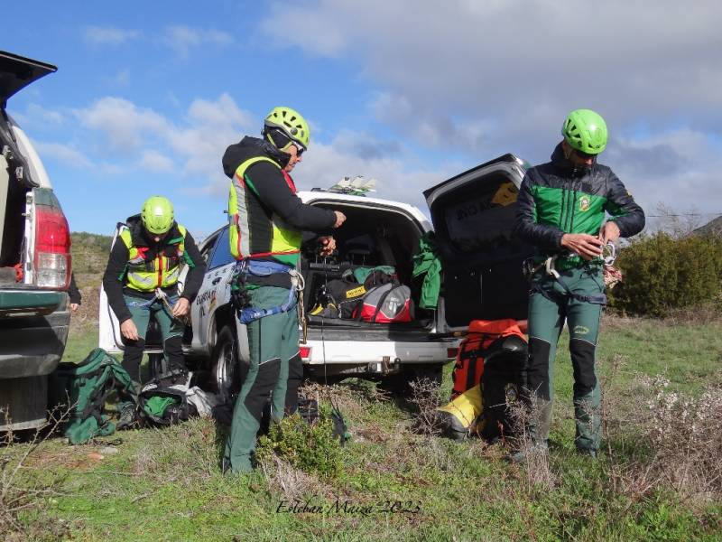 Agentes del GREIM equipándose con arneses y material de altura para un entrenamiento con helicóptero. Agentes del GREIM equipándose con arneses y material de altura para un entrenamiento con helicóptero.