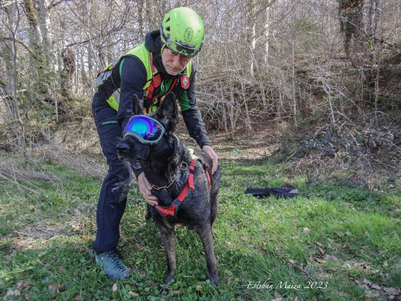 La perra de rescate ‘Roxi’ con su guía durante una práctica de búsqueda y rescate en aludes. La perra de rescate ‘Roxi’ con su guía durante una práctica de búsqueda y rescate en aludes.
