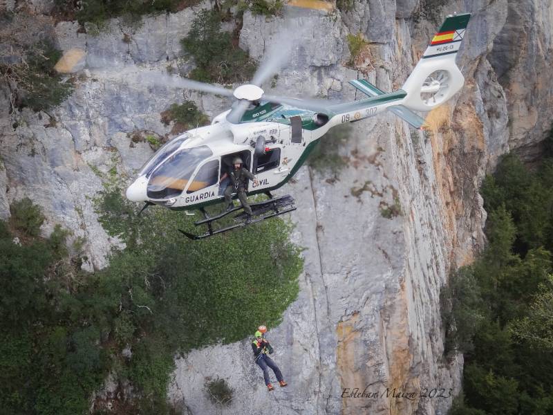 Operación de evacuación con grúa de personal de rescate con el EC-135 del Servicio Aéreo. Operación de evacuación con grúa de personal de rescate con el EC-135 del Servicio Aéreo.