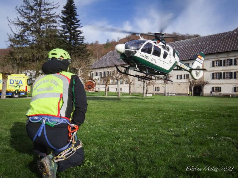 Un miembro del GREIM en posición de seguridad durante el despegue del ‘Cuco’. Un miembro del GREIM en posición de seguridad durante el despegue del ‘Cuco’.